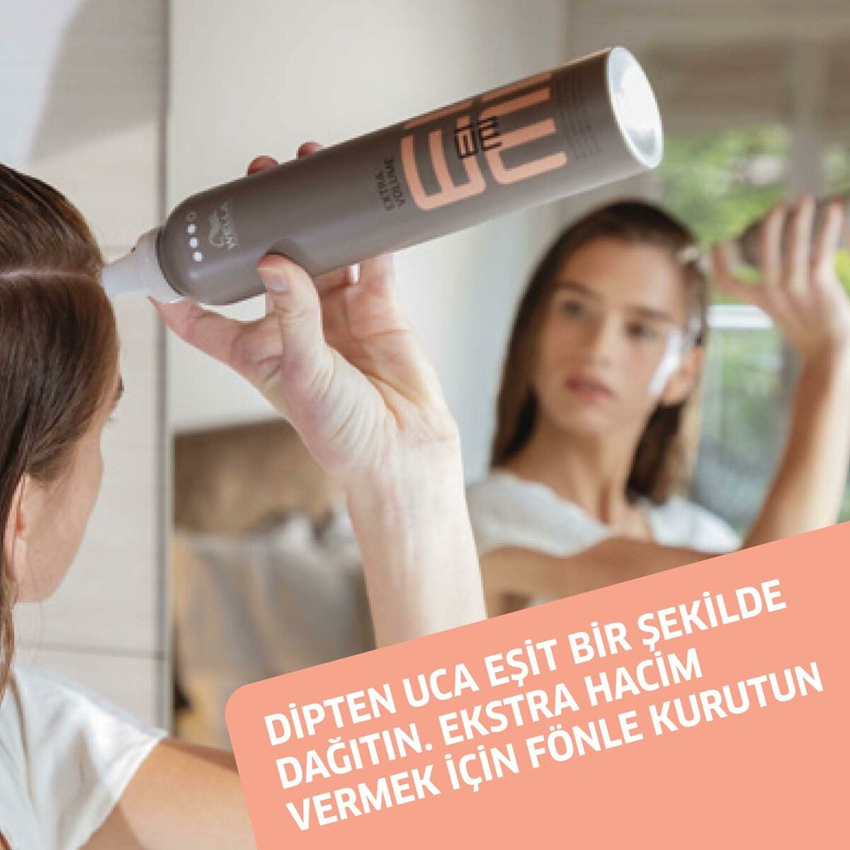 Mousse volumatrice Wella EIMI VOLUME 500 ml en application pour un volume optimal sur cheveux.