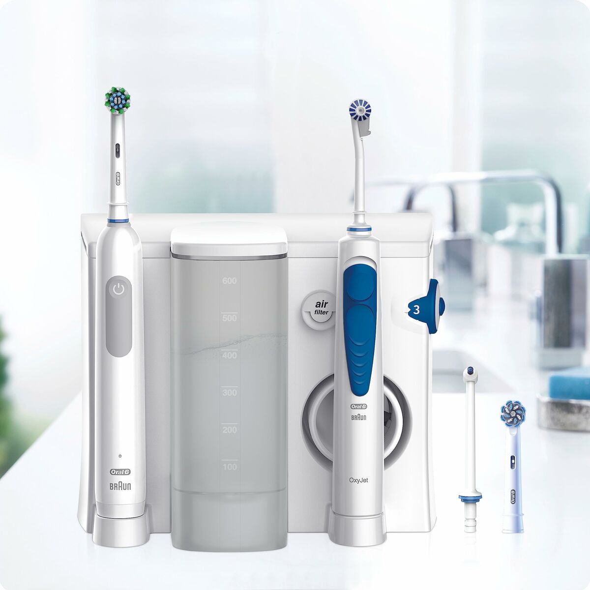 Brosse à dents électrique Oral-B SERIE PRO et appareil irrigateur sur un comptoir de salle de bain moderne.