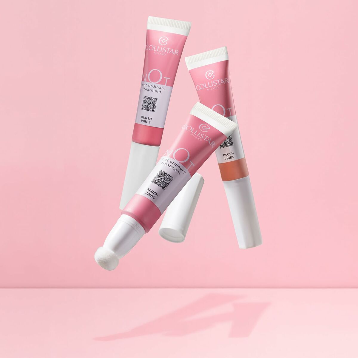 Set de Maquillage Collistar NOT avec tubes en texture fluide sur fond rose, vegan et unisexe pour booster votre beauté.