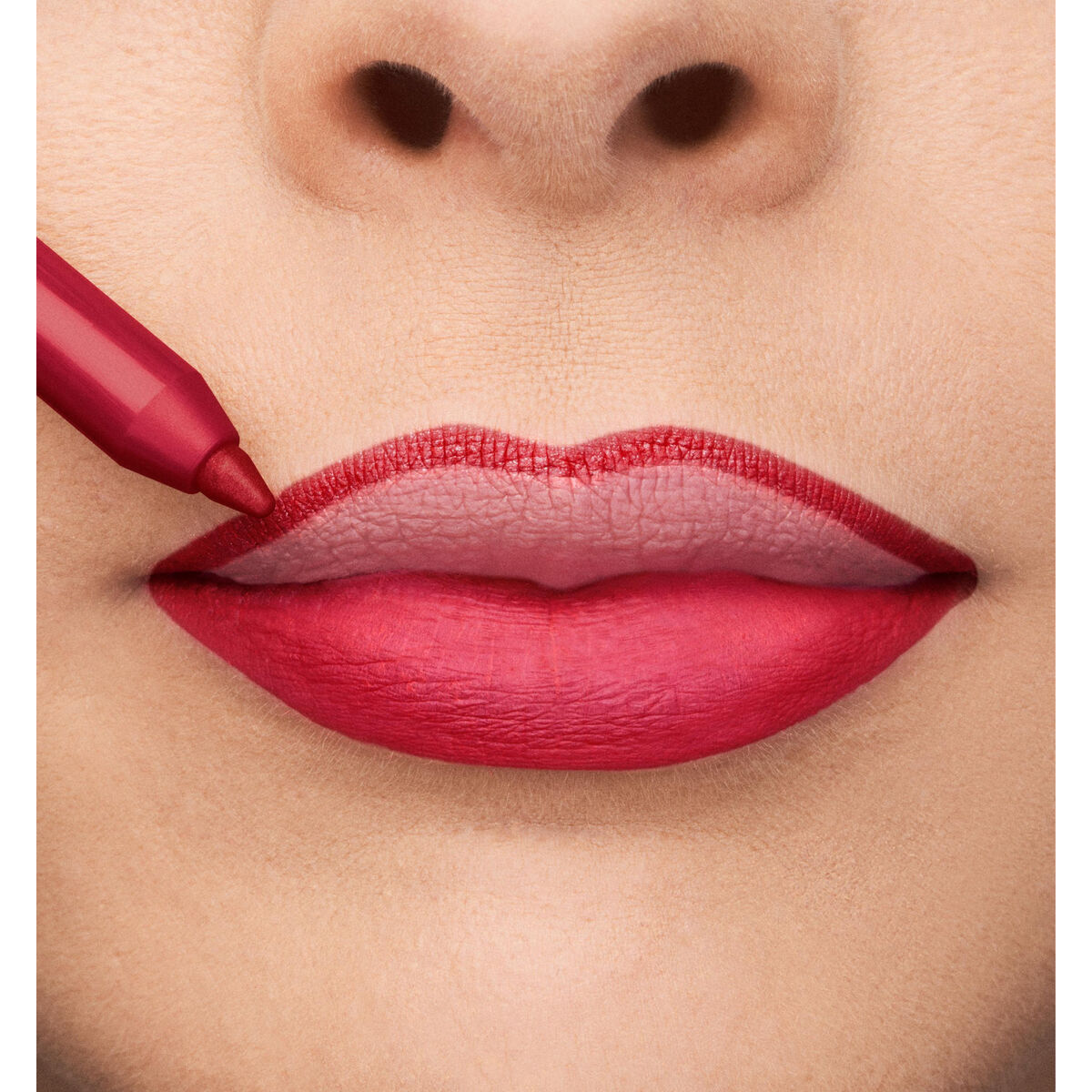Application of Collistar Professionale Nº 111 Rosso Milano lipstick on lips with a lip pencil.