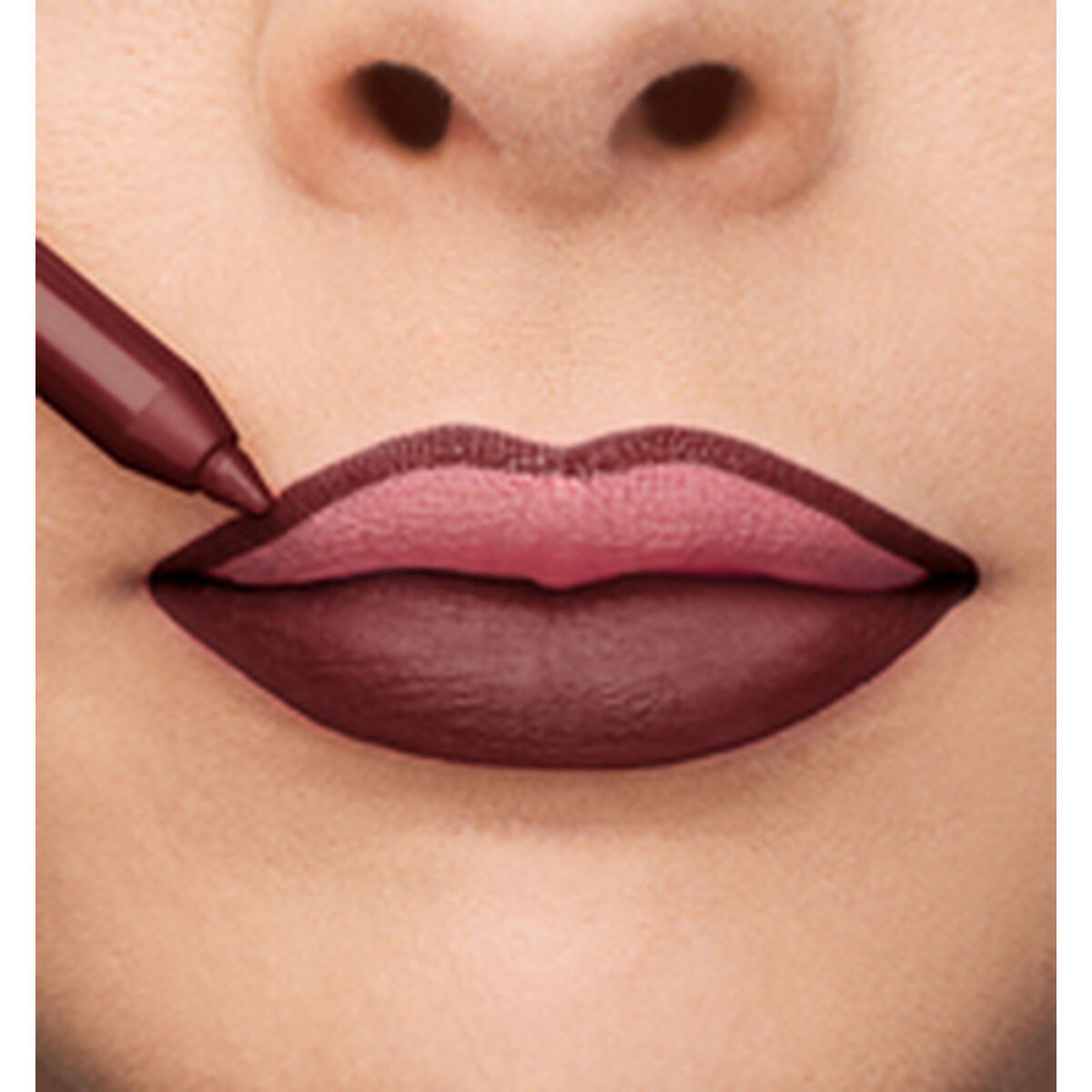 Application of Collistar Nº 14-Bordeaux lipstick on lips, showcasing rich color and full coverage.
