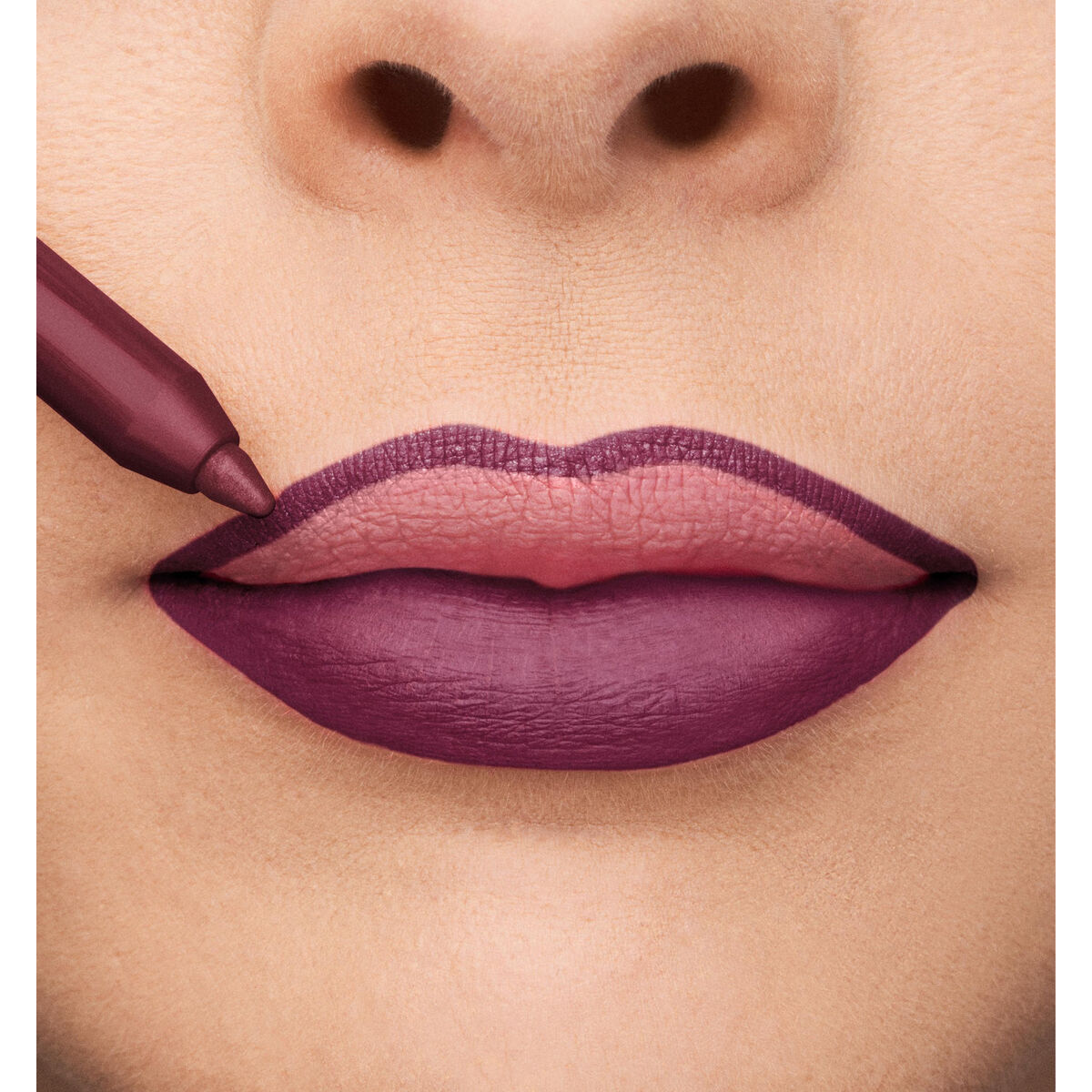 Application of Collistar Professionale Nº 6-Mora lipstick on lips for a bold look.