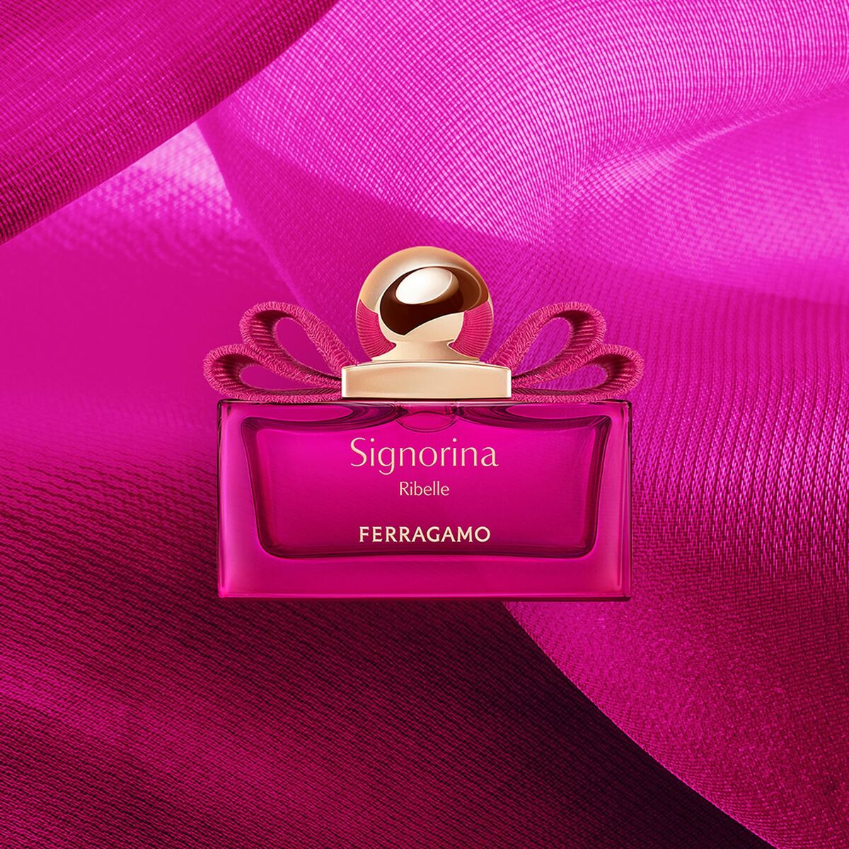 Parfum unisexe Salvatore Ferragamo Signorina sur fond de satin rose éclatant.