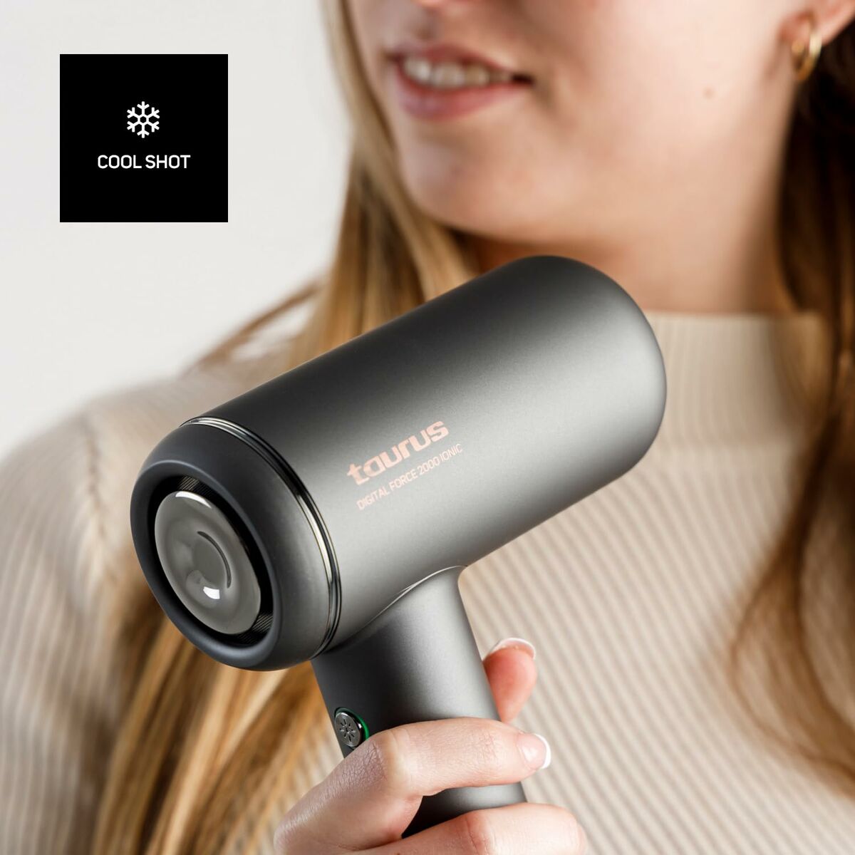 Sèche-cheveux Taurus FORCE 2000 IONI en noir avec bouton Cool Shot, vue rapprochée sur une femme le tenant.