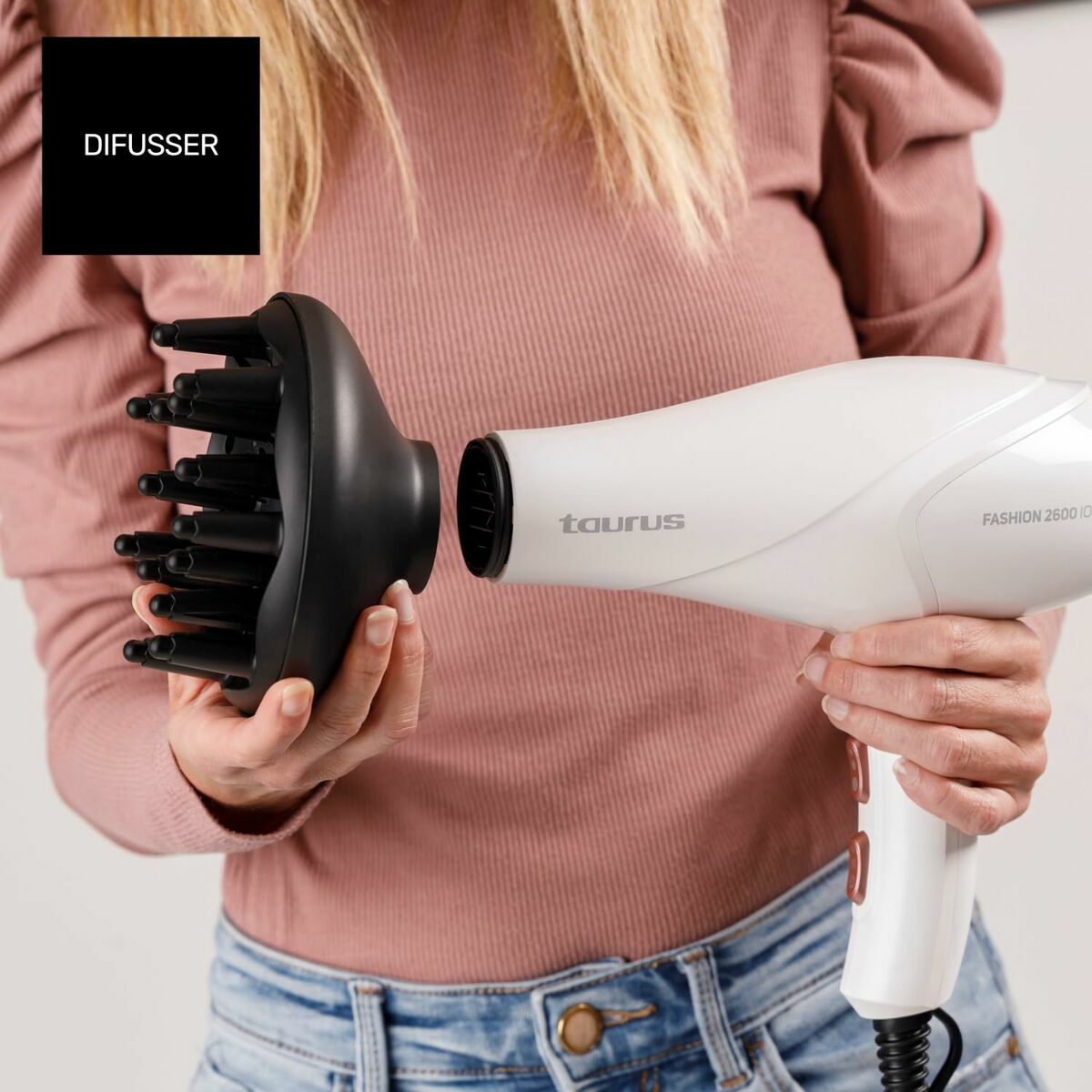 User attaching the diffuser to the Taurus FASHION 2600 IO hair dryer for styling.