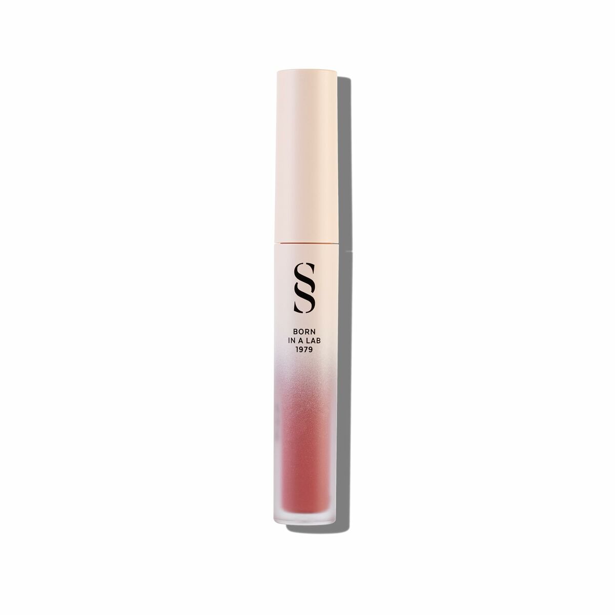 Rouge à lèvres Sensilis ETERNALIST A.G.E 4,5 ml, texture liquide, enrichi en vitamine C et avocat.