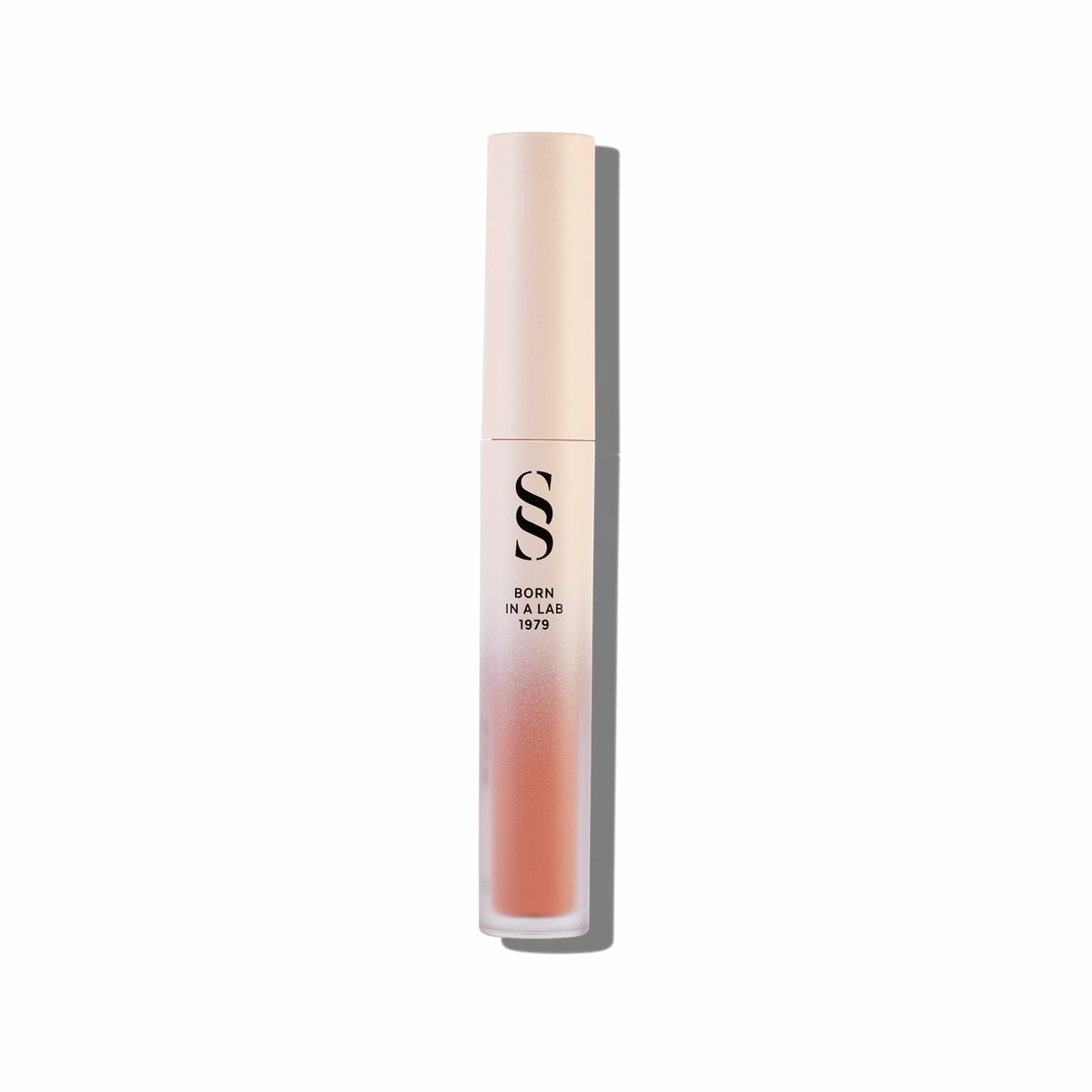 Rouge à lèvres liquide beige Sensilis ETERNALIST A.G.E de 4,5 ml, parfait pour booster votre sex-appeal.