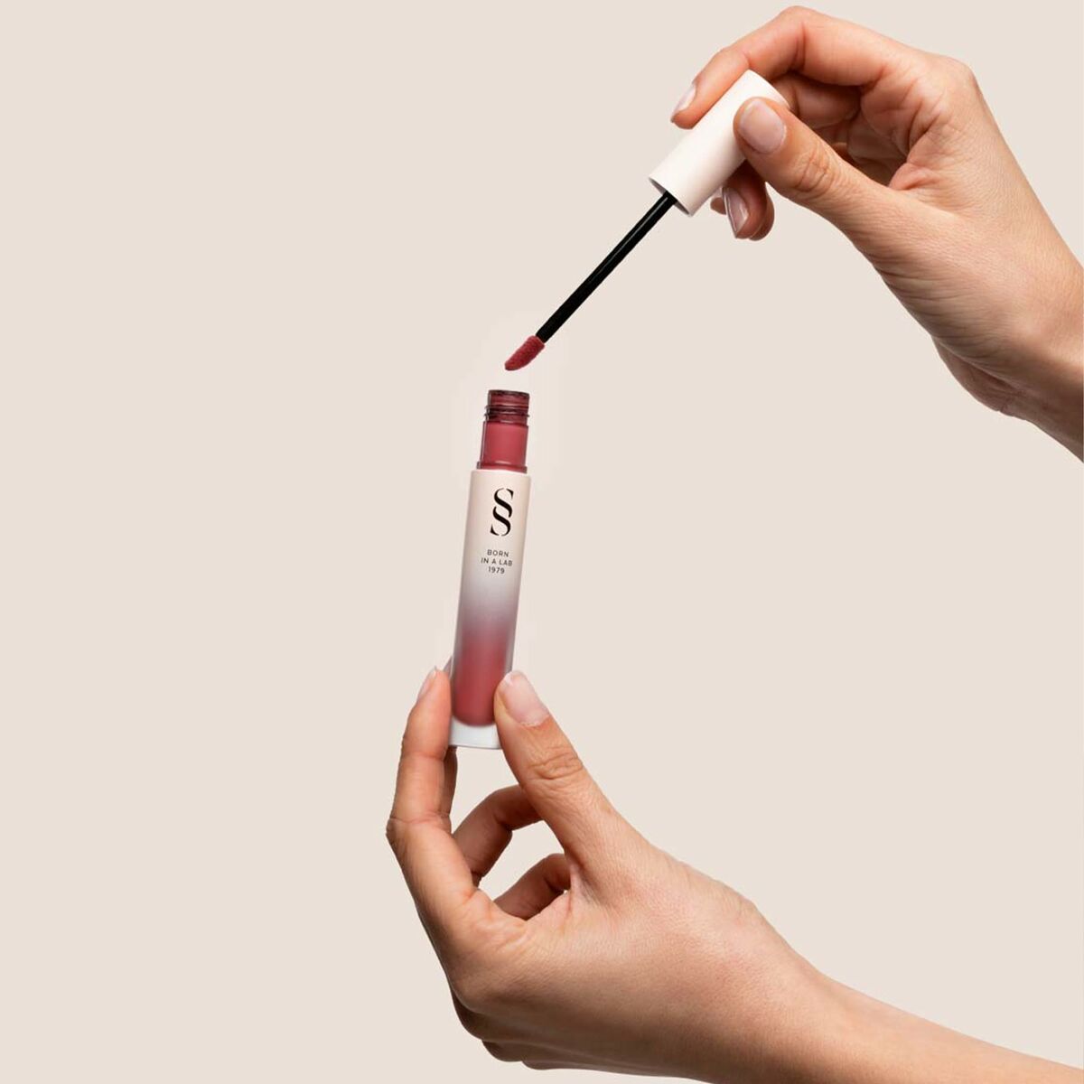 Rouge à lèvres Sensilis ETERNALIST A.G.E 4,5 ml, applicateur en main, pour un look sexy et élégant.