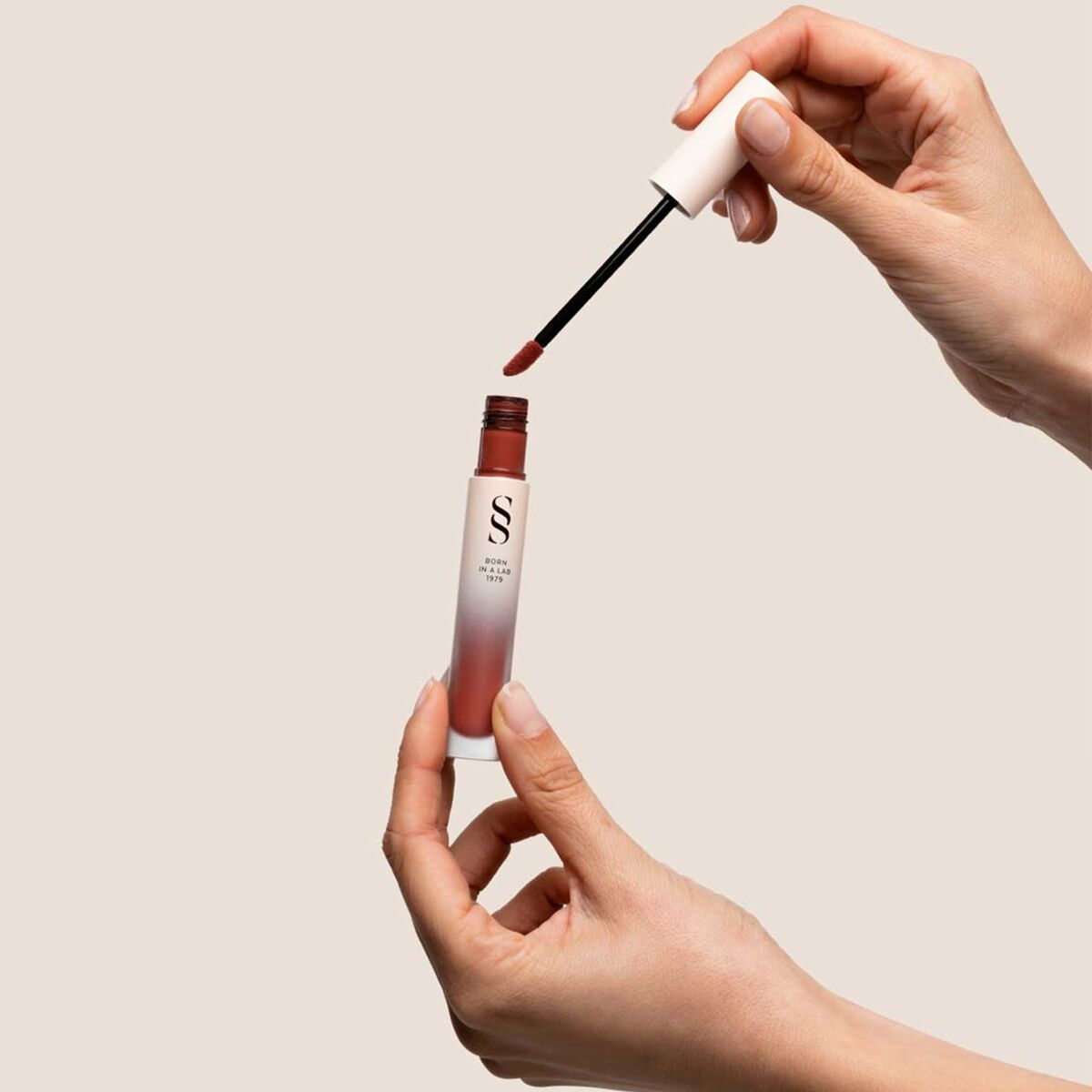 Rouge à lèvres Sensilis ETERNALIST A.G.E 4,5 ml en main, applicateur prêt à l'emploi pour une application facile.