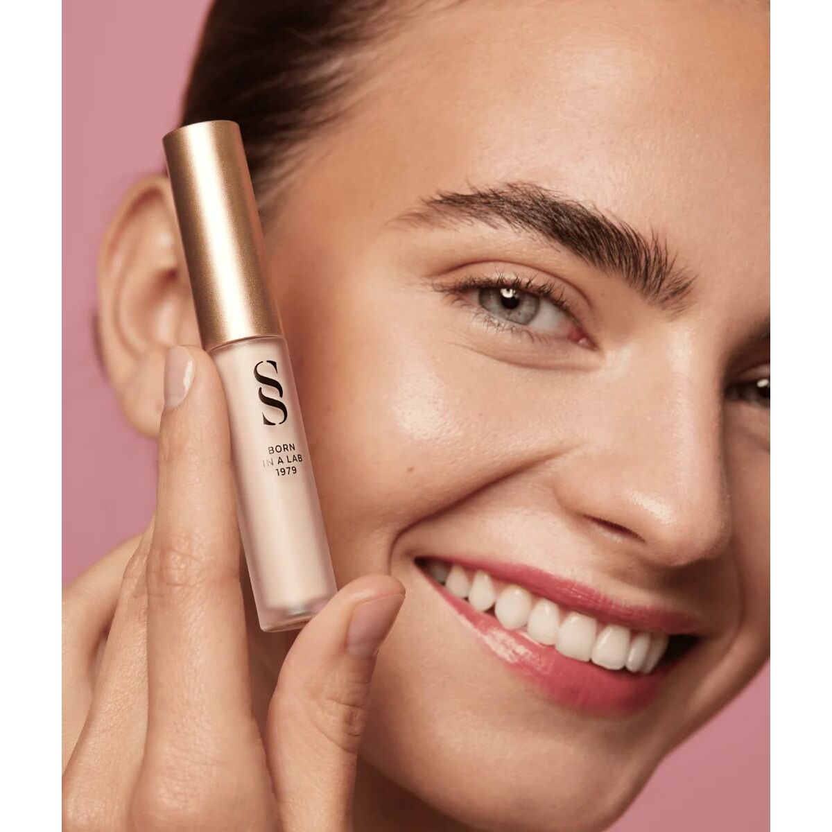 Model showcasing Éclaircissant Sensilis SKIN GLOW FACIAL, highlighting its glowing effect on skin.