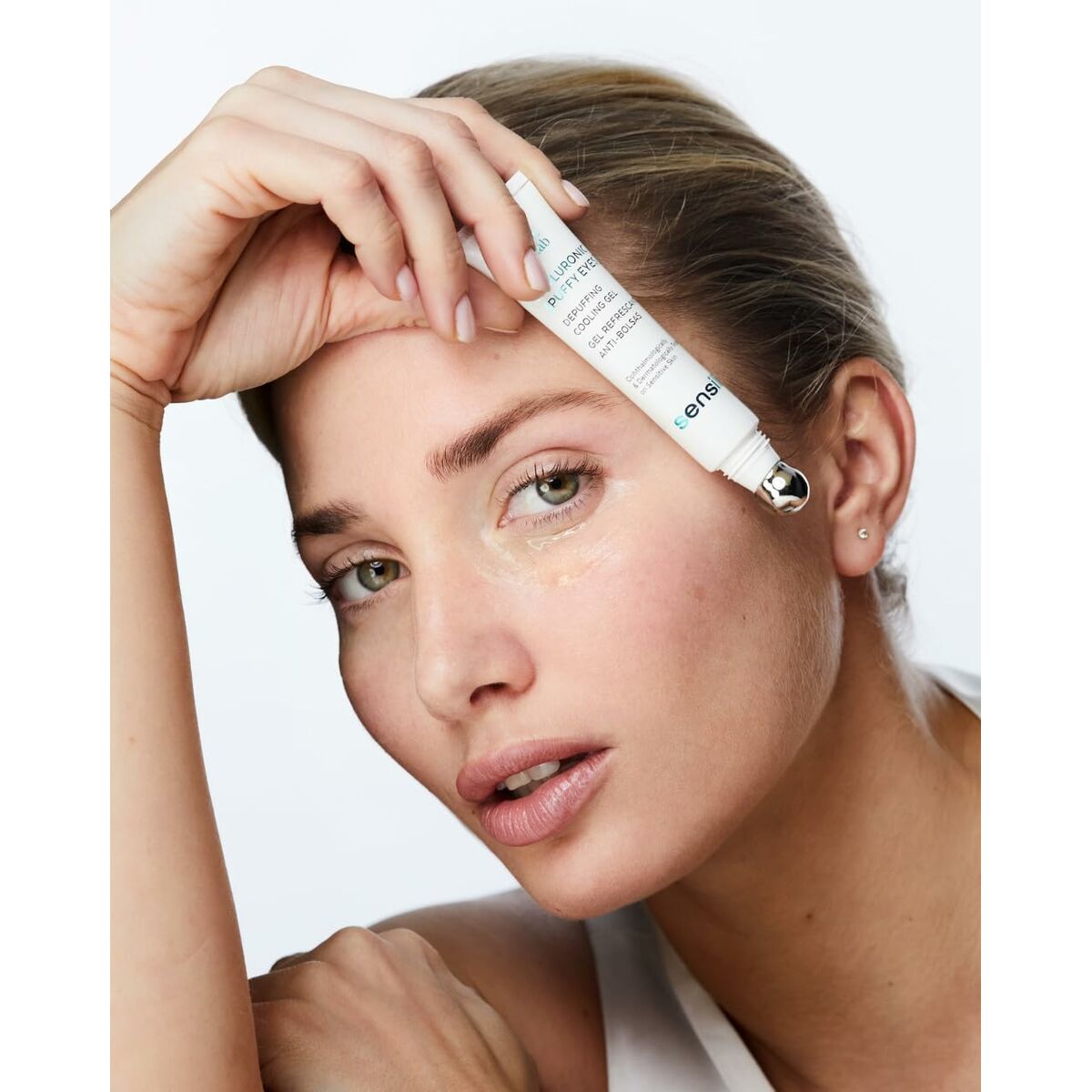 Femme appliquant le contour des yeux Sensilis HYALURONIC 15 ml sur sa peau, mettant en valeur sa beauté naturelle.