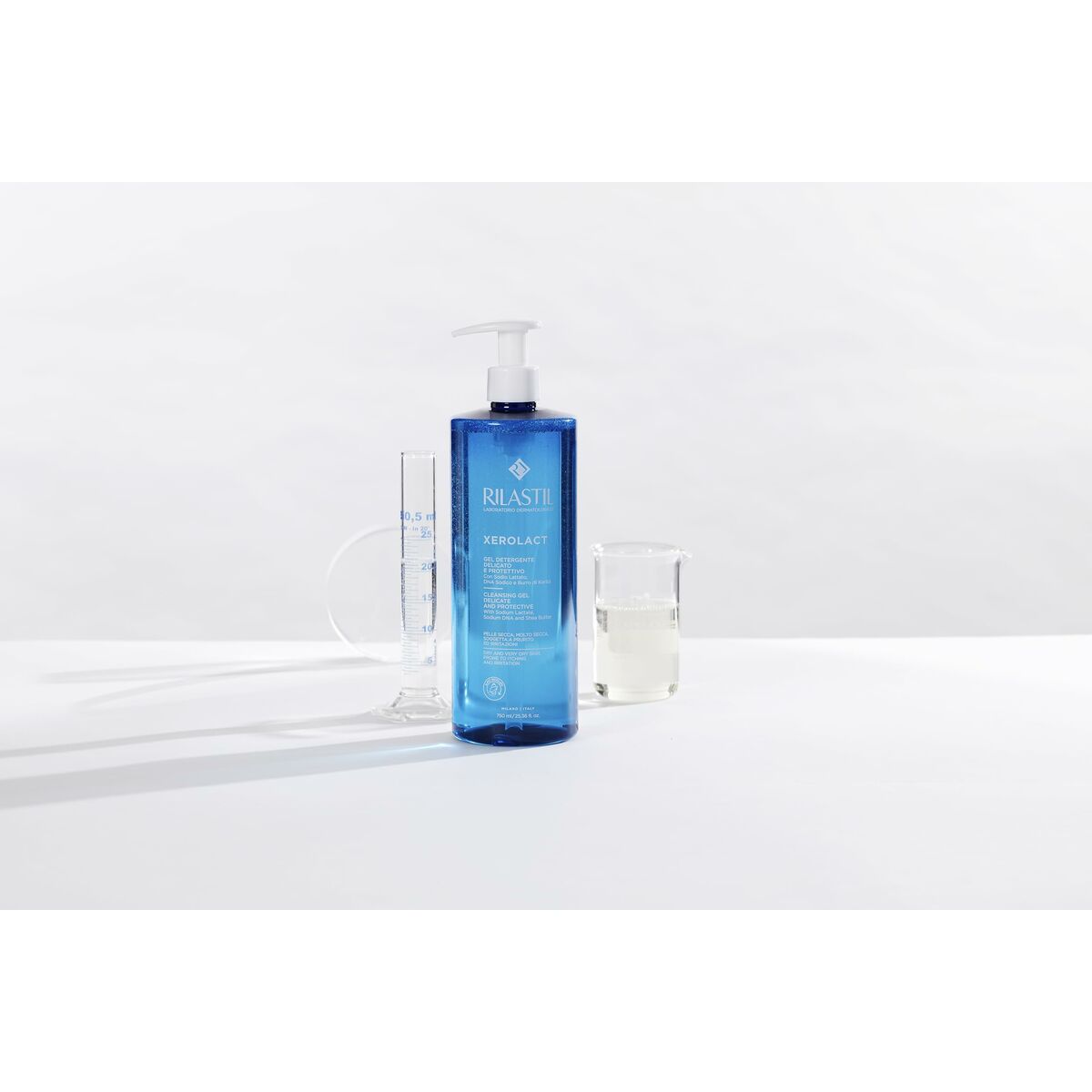 Gel nettoyant visage Rilastil XEROLACT 750 ml sur fond blanc, idéal pour un soin hypoallergénique de la peau.