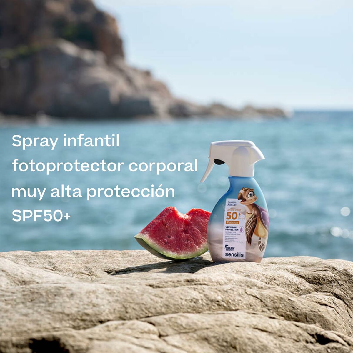 Lot d'hygiène Sensilis PEDIATRICS SENSILIS spray infantil SPF50+ sur une roche avec de la pastèque en arrière-plan.