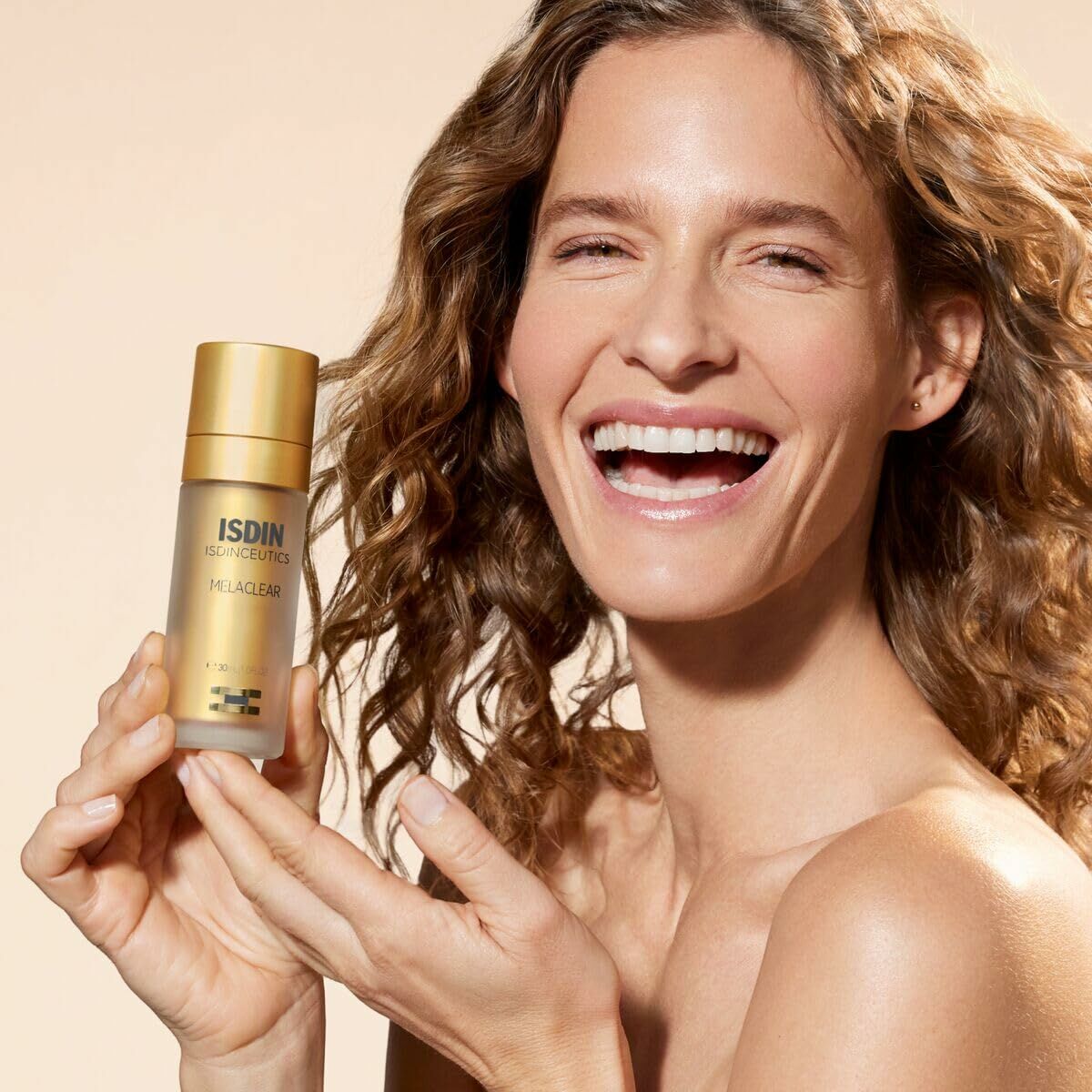 Sérum anti-taches Isdin Isdinceutics Melaclear Advanced 30 ml en main d'une femme souriante.