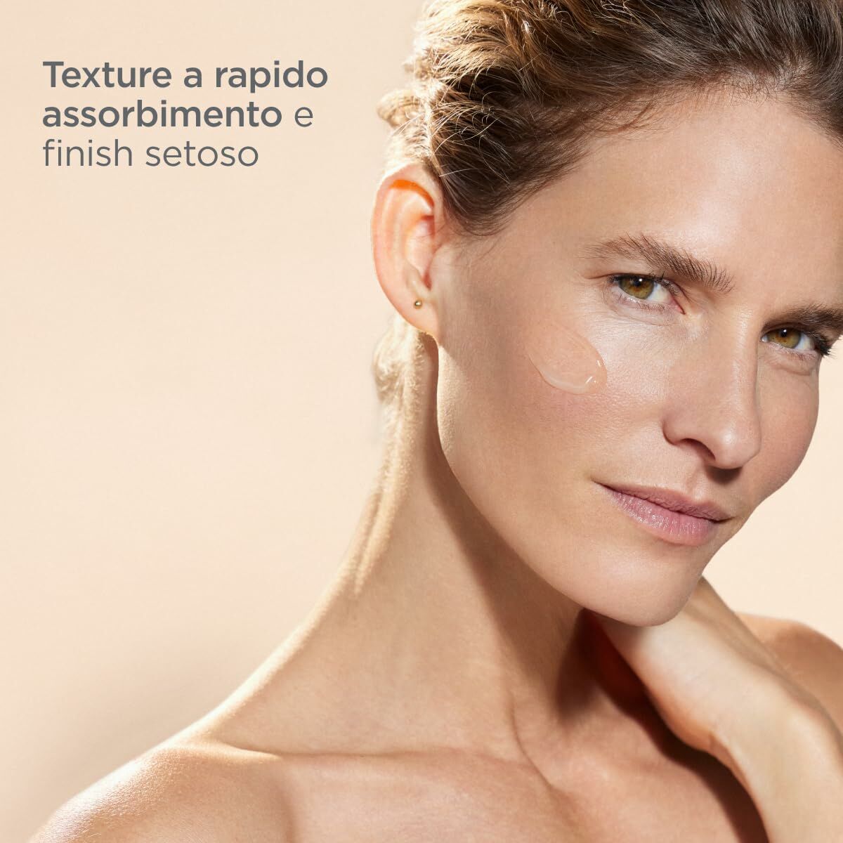 Femme présentant un sérum facial avec texture légère et finition soyeuse sur la peau.