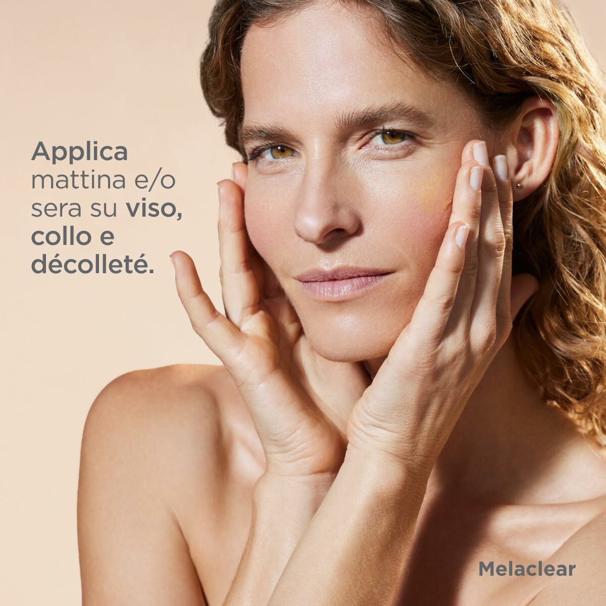 Woman applying Sérum anti-taches Isdin Isdinceutics Melaclear on her face, neck, and décolleté.