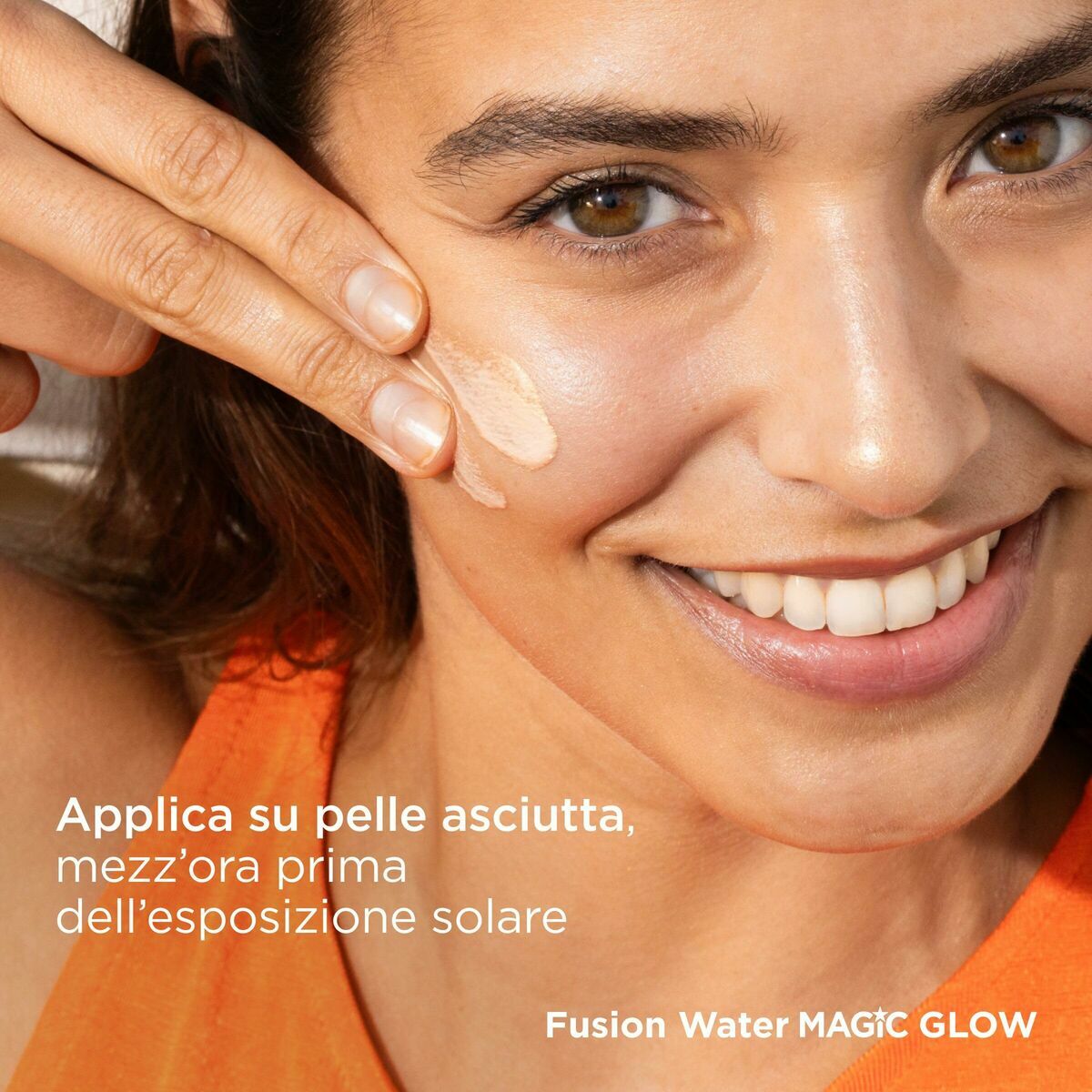 Femme appliquant Fusion Water MAGIC GLOW sur sa peau avant l'exposition solaire pour une protection optimale.