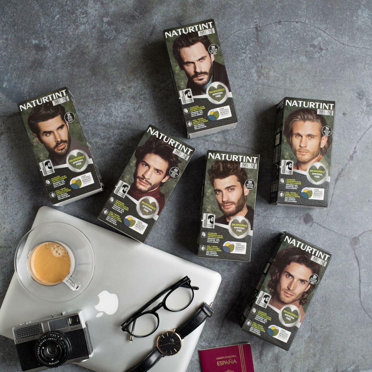 Teinture permanente Naturtint MEN en noir, avec des modèles masculins, sur un fond de bureau moderne.