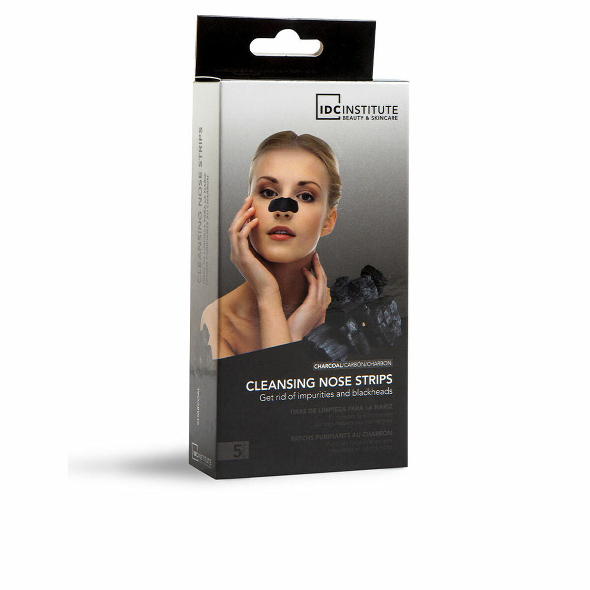 Bandes nasales IDC Institute pour éliminer les impuretés et les points noirs, avec femme utilisant le produit.