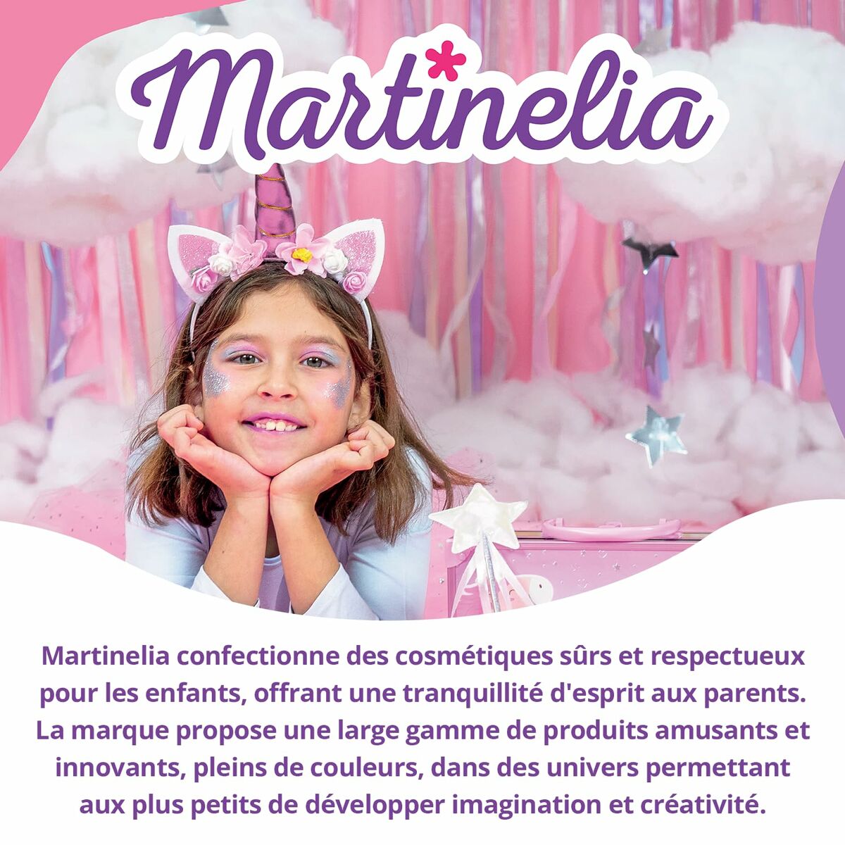 Enfant souriant avec maquillage Martinelia, entouré de décorations colorées, illustrant créativité et amusement.
