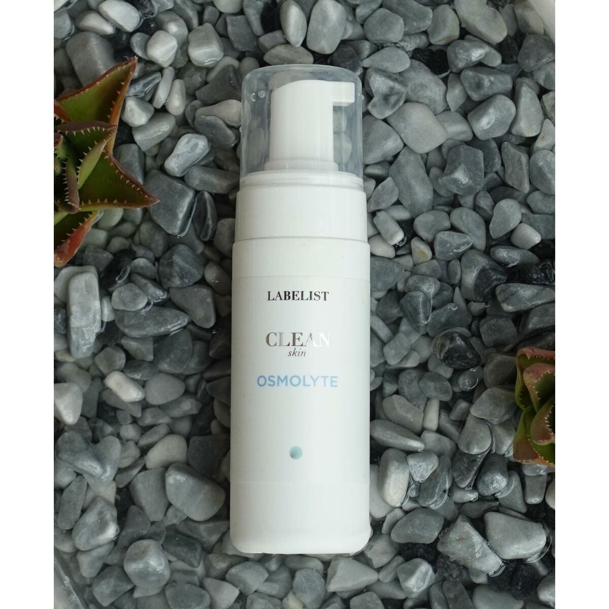 Gel nettoyant visage Labelist Cosmetics LABELIST ESENCIALES 150 ml sur un fond de cailloux décoratifs.