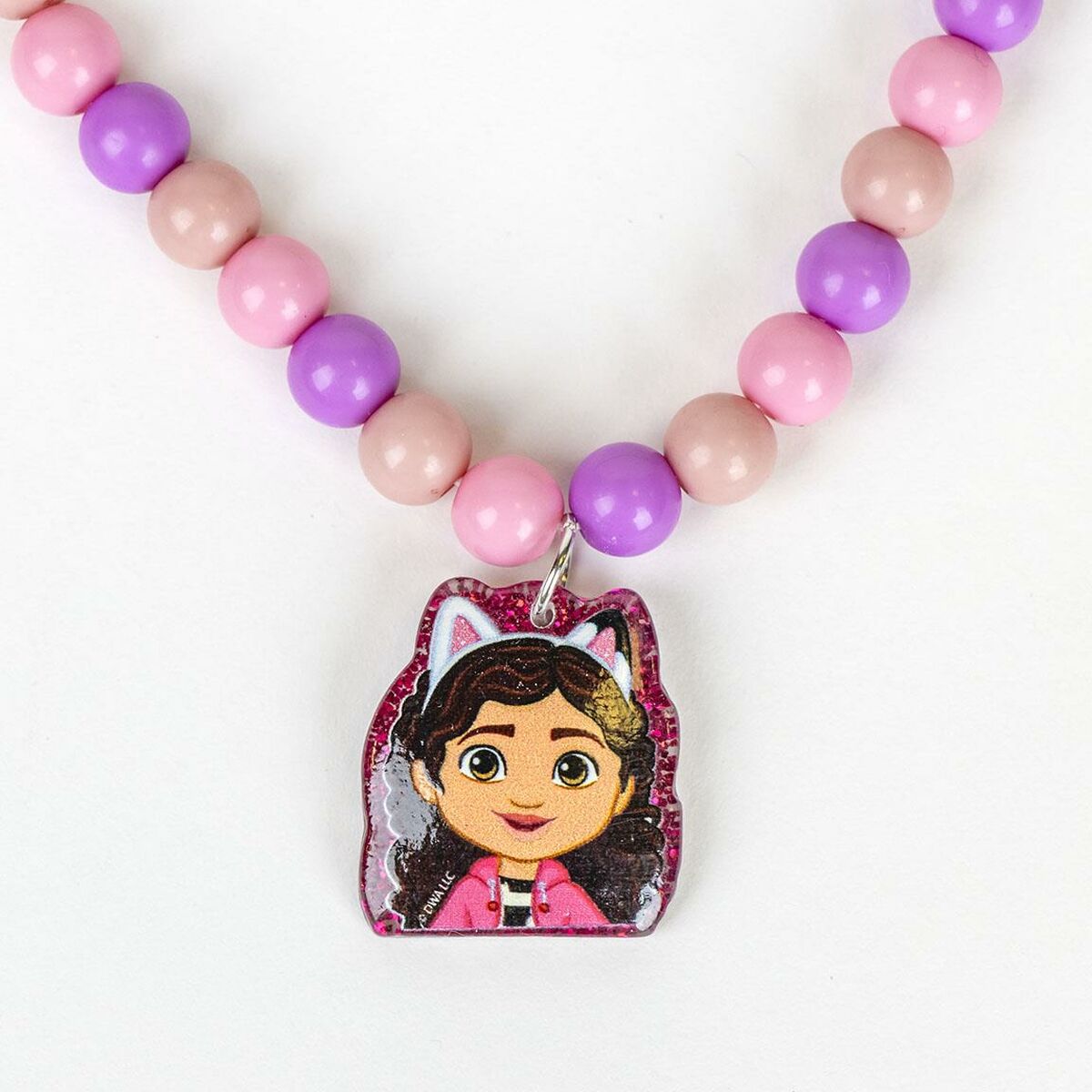 Collier à perles colorées avec un pendentif d'un personnage de Gabby's Dollhouse pour enfants.