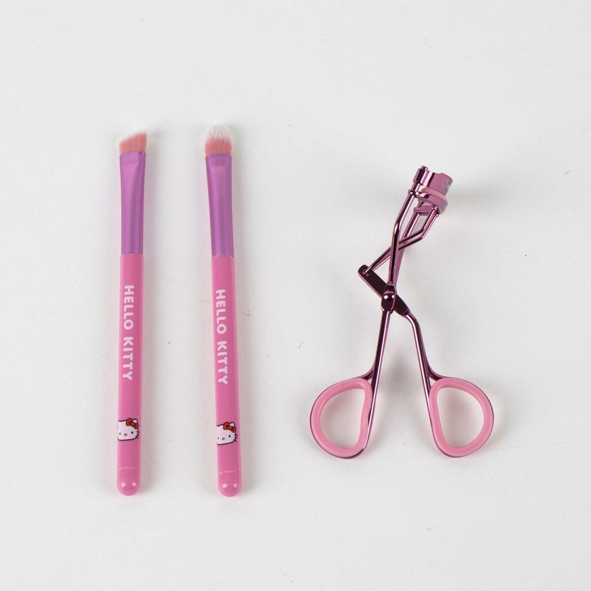 Ensemble de beauté Hello Kitty avec 2 pinceaux et recourbe-cils en rose, parfait pour rehausser votre charme.
