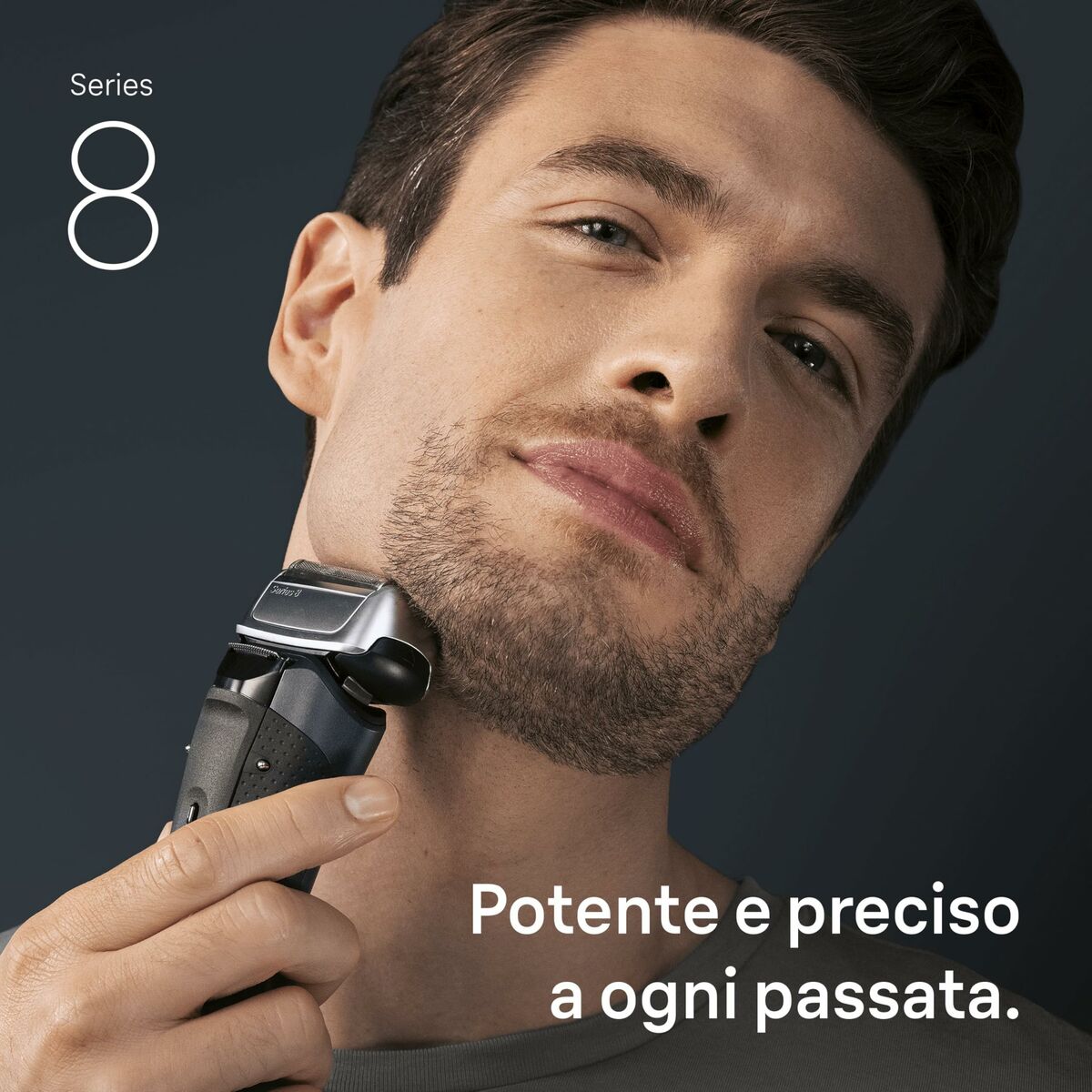 Homme utilisant le rasoir Braun Series 8 avec une coupe précise et efficace, affichant une peau soignée.