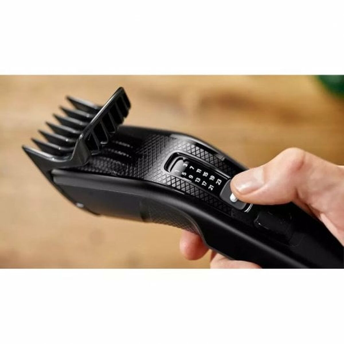 Tondeuse Philips Series 3000 Noir avec réglage de longueur, ergonomique et facile à utiliser pour le soin personnel.