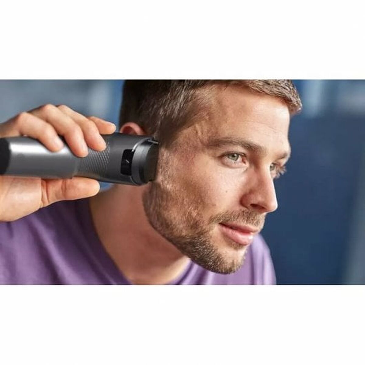 Homme utilisant la tondeuse Philips Series 3000 Noir pour le soin du corps, avec une prise ergonomique.