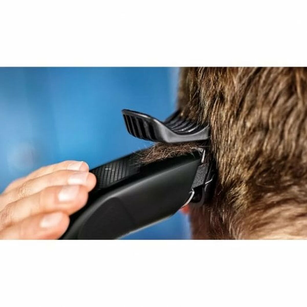 Tondeuse Philips Series 3000 Noir en action, coupe de cheveux précise avec brosse à cheveux incluse.