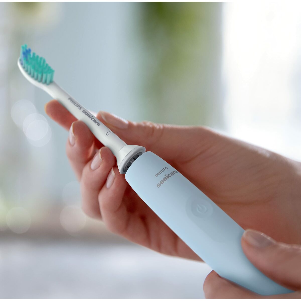Brosse à dents électrique Philips en main, conçue pour une hygiène buccale optimale avec technologie sonique.