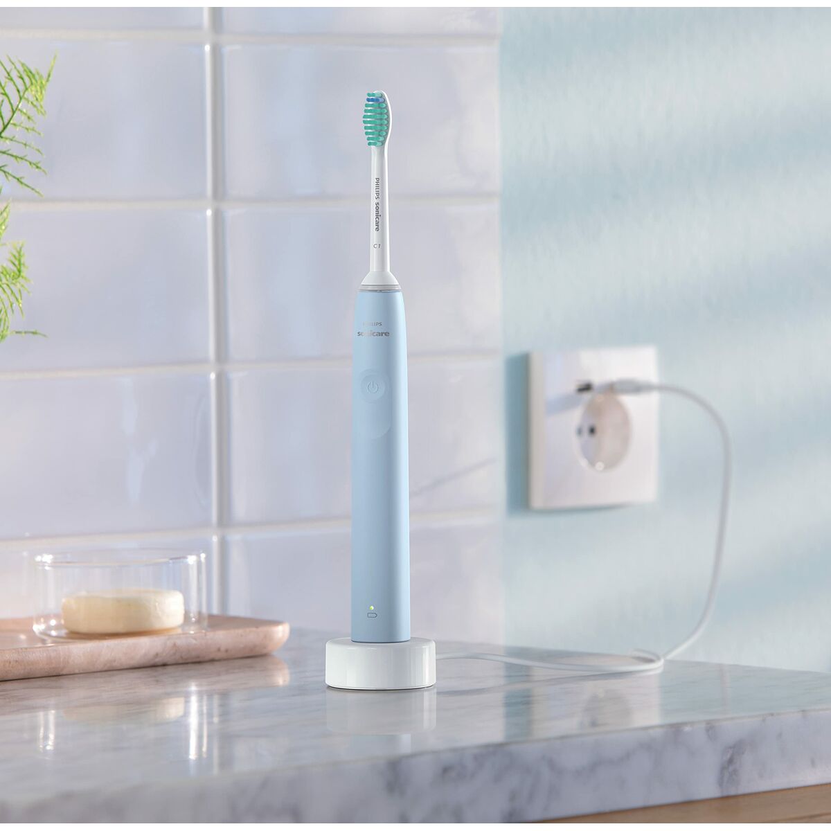 Brosse à dents électrique Philips en recharge sur un comptoir, améliorant l'hygiène buccale avec une design moderne.