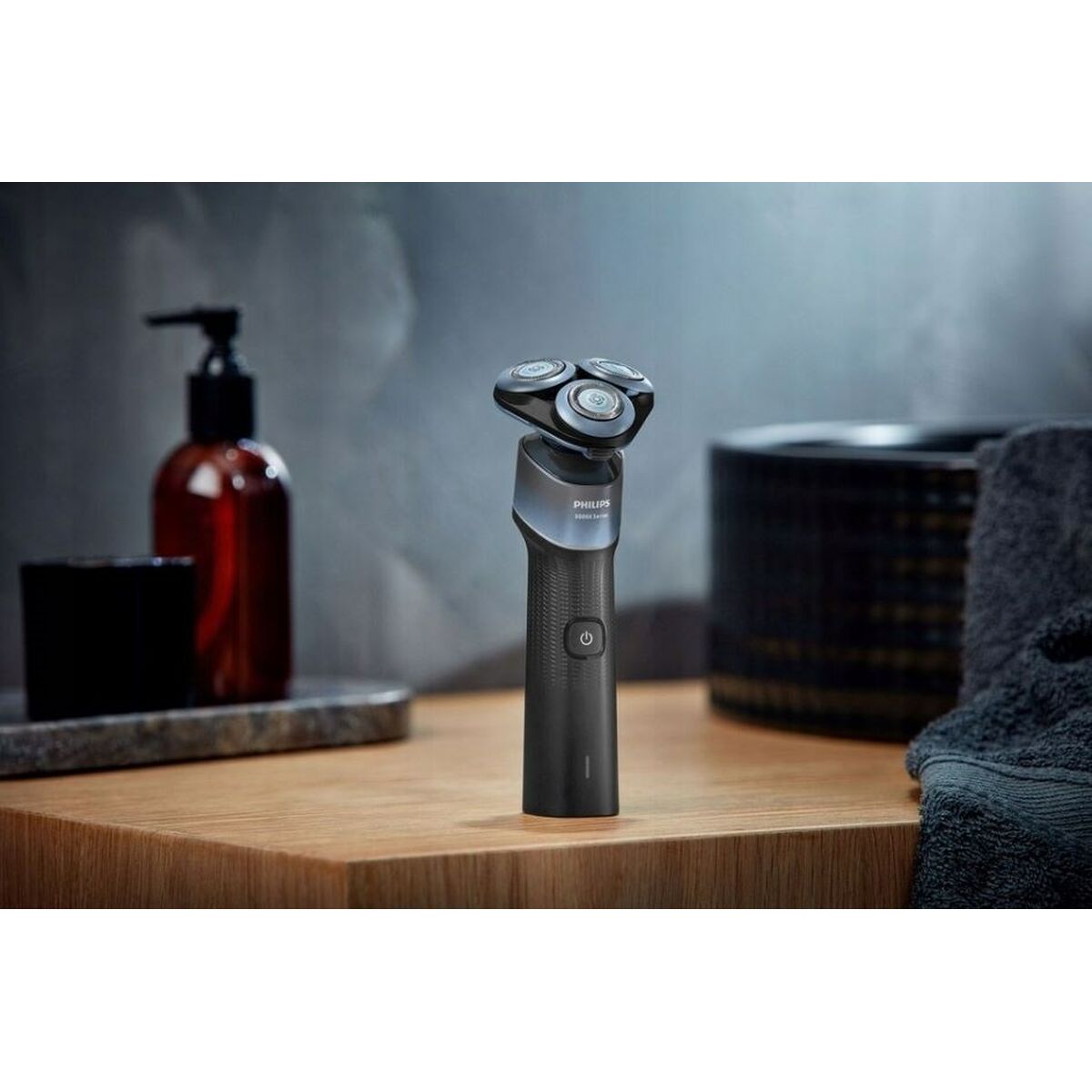 Tondeuse Philips X5006/00 sur une table de toilette, électrique et rechargeable, idéale pour rasage humide ou sec.
