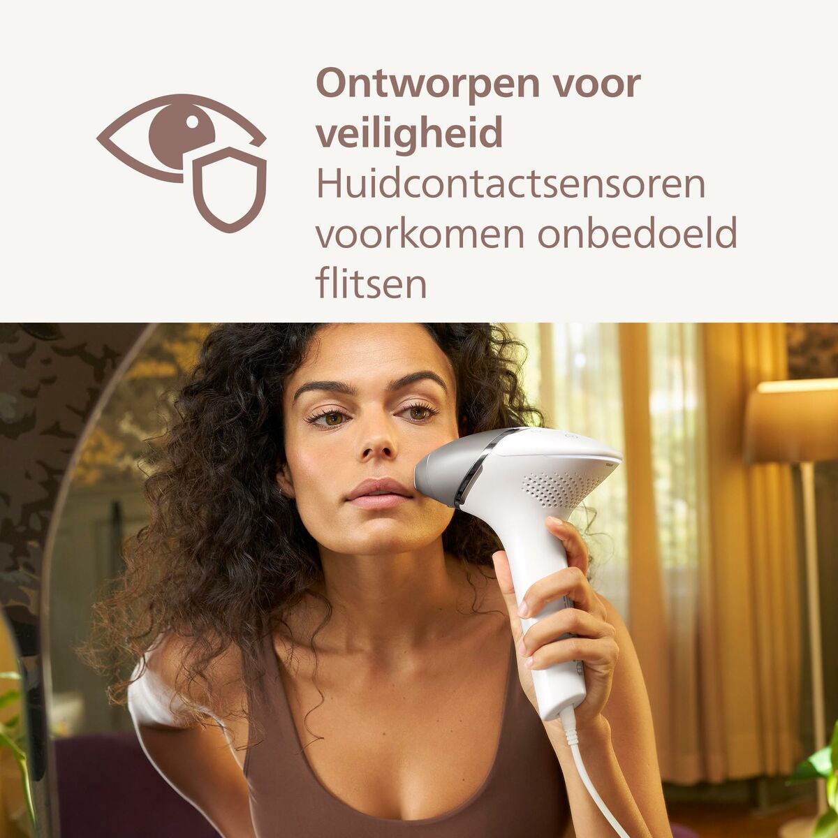 Femme utilisant un épilateur à lumière pulsée Philips avec capteurs de sécurité pour éviter les flashs accidentels.